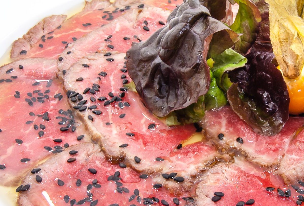 Ensalada de buey marinado con aceite de avellanas y sésamo negro
