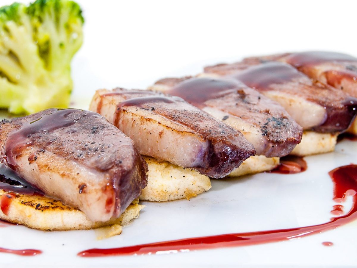 Receta mediterránea: Magret de pato con manzanas asadas
