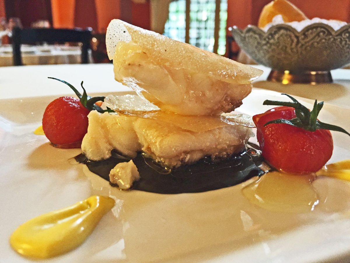 Recetas de catering: Milhojas de rape con salsa de anémonas negras y alioli de azafrán